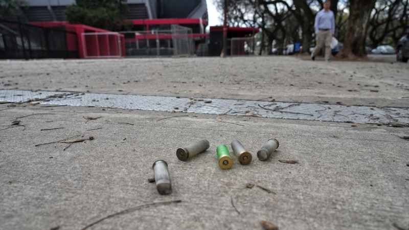 Los cartuchos que quedaron frente al Coloso luego de la intervención policial