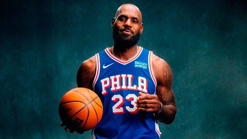 LeBron James jugará por primera vez con la camiseta de los 76ers.