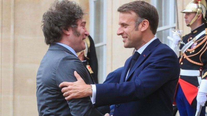 El Presidente Javier Milei durante nun encuentro pasado con su par francés, Emmanuel Macron, en el Palacio del Elíseo, en París.