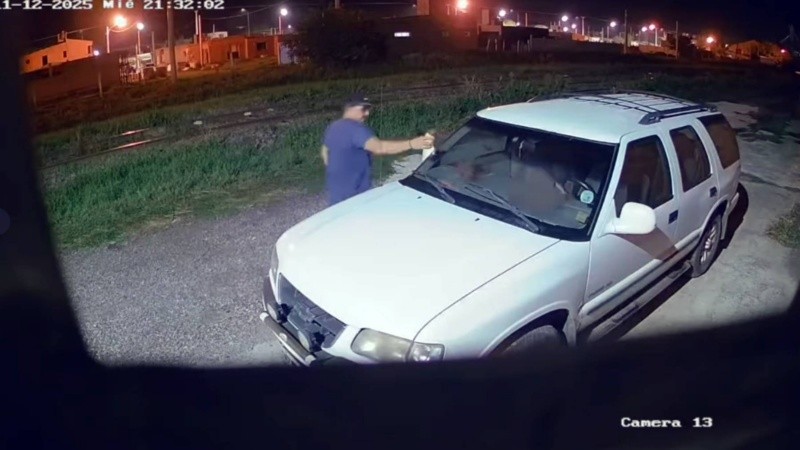 El video muestra al policía arrojando tierra sobre una camioneta.