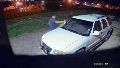 El video muestra al policía arrojando tierra sobre una camioneta.