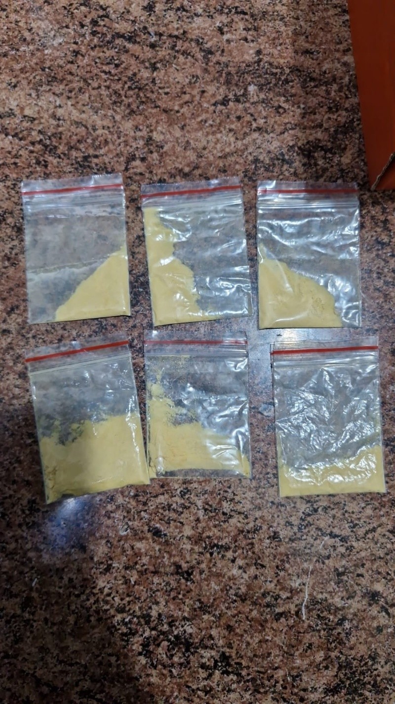 El polvo con colorante amarillo que le incautaron a uno de los imputados.