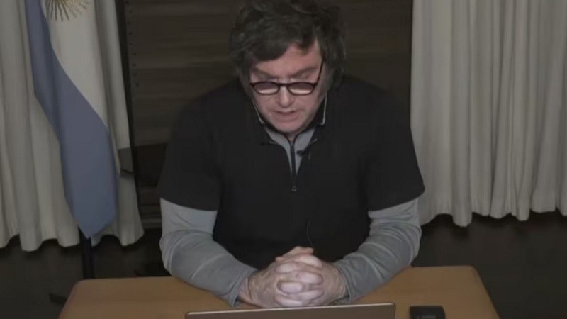 El presidente Javier Milei dando su discurso ante el 62º Coloquio de IDEA, de forma virtual, desde París, Francia.