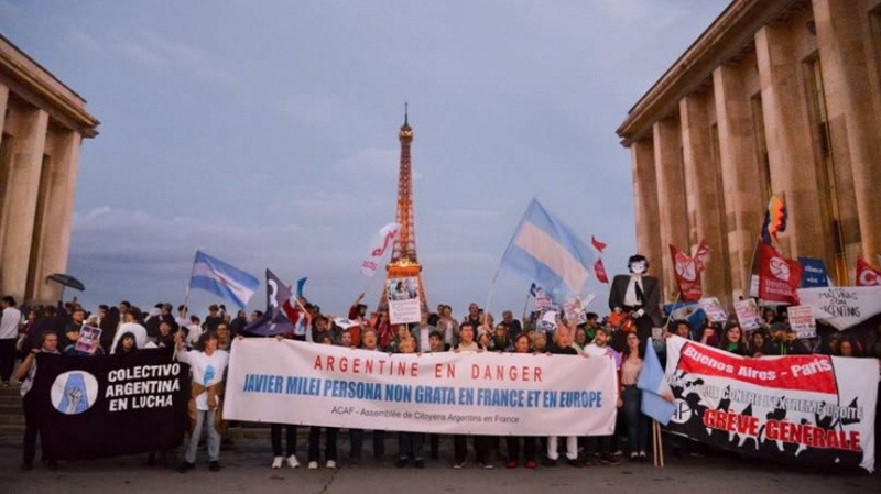 &nbsp;Ciudadanos argentinos en Francia, se manifestaron contra la visita de Javier Milei (FB Ester Stekelberg).