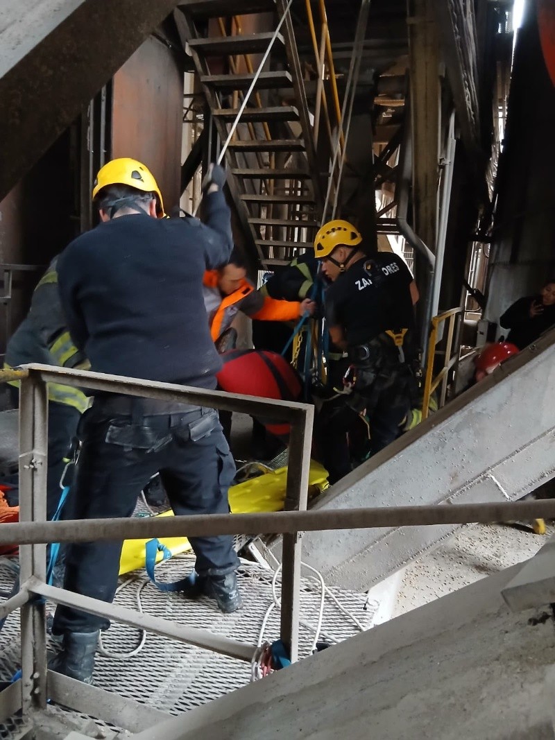 Bomberos trabajando durante el rescate.&nbsp;