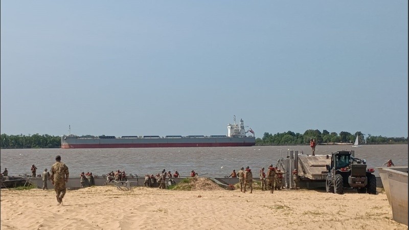 El Ejército Argentino comenzó un imponente despliegue en la costanera norte de la ciudad de Rosario para llevar a cabo una serie de ejercicios militares sobre el río Paraná.