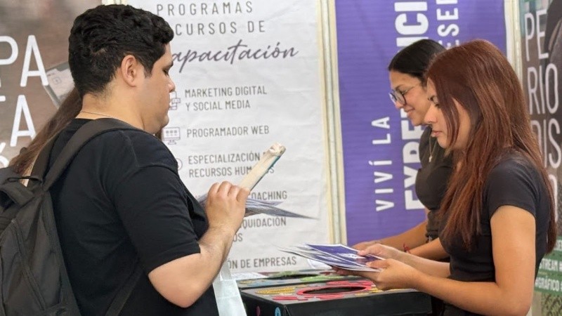 Los stands visibilizan las propuestas formativas y orientan a los futuros ingresantes.