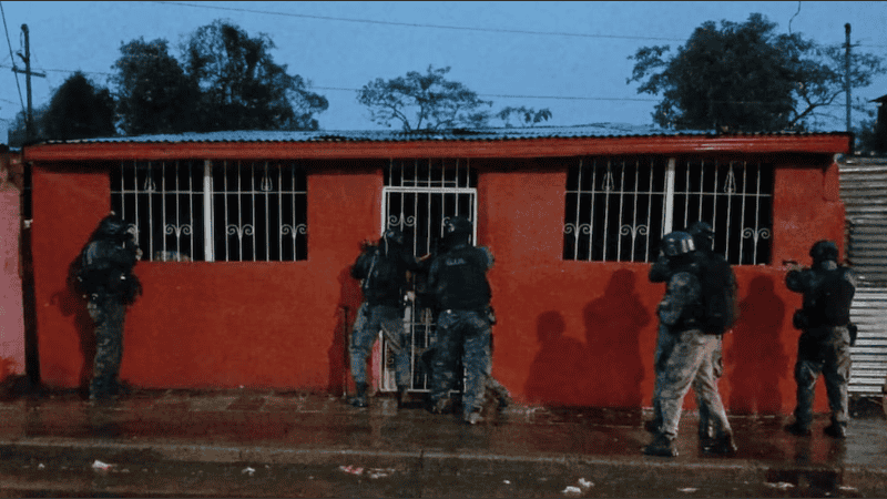 Intentó ocultar una bolsa con cocaína al momento del allanamiento y murió tras descompensarse.