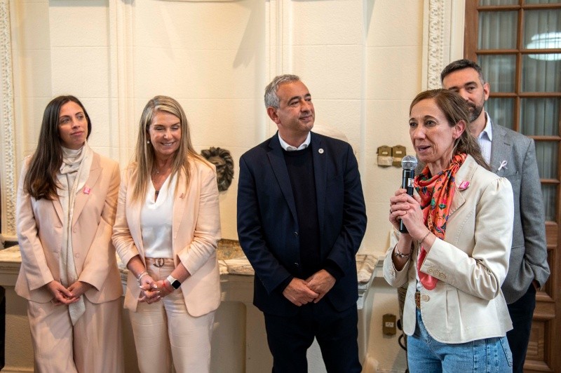 &nbsp;El intendente y la secretaria de Salud durante la presentación de Octubre Rosa.