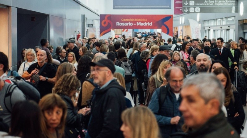 Mucha gente a la espera de subir al avión.
