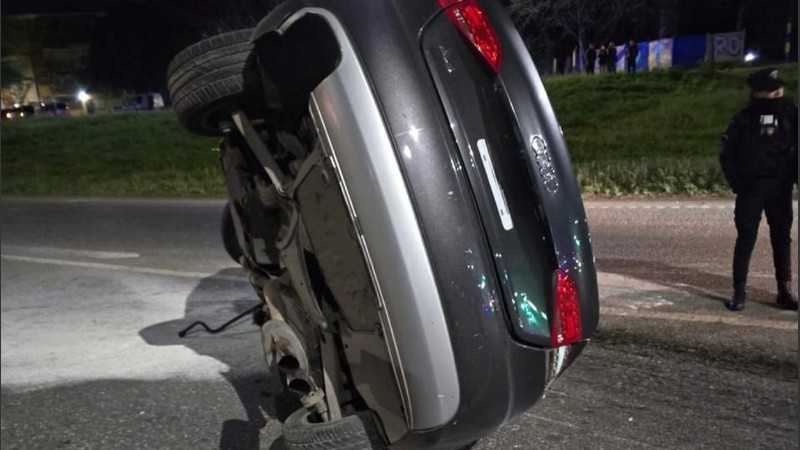 Un joven falleció este jueves a última hora en la zona norte de Rosario luego de que su auto diera un vuelco en avenida Circunvalación y Palliere.