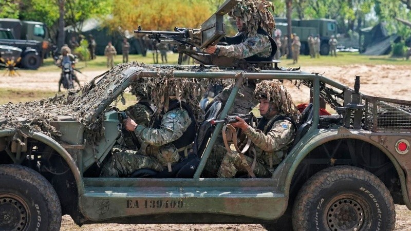 Importante despliegue del ejército en la costanera de Rosario.
