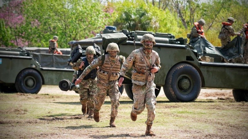 Importante despliegue del ejército en la costanera de Rosario.