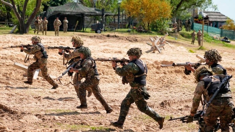 Importante despliegue del ejército en la costanera de Rosario.
