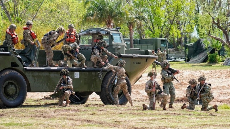 Importante despliegue del ejército en la costanera de Rosario.