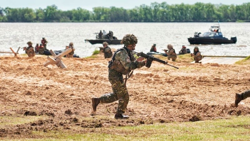 Importante despliegue del ejército en la costanera de Rosario.