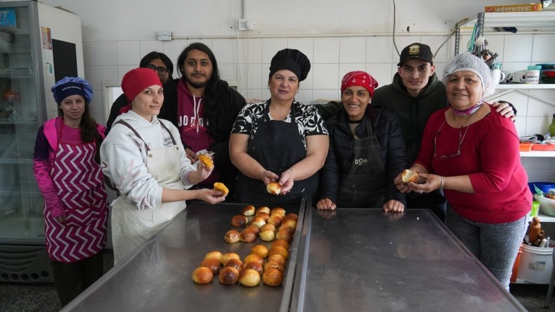 Uno de los grupos que participa de los cursos de panificación y catering en Rosario Emprende. (Foto: Alan Monzón / Rosario3)