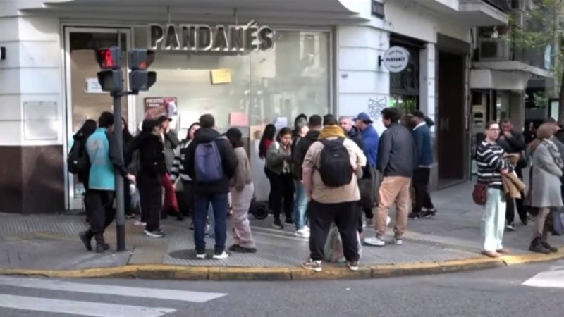 El cierre de un local en Recoleta y empleados protestando en la calle.