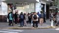 El cierre de un local en Recoleta y empleados protestando en la calle.