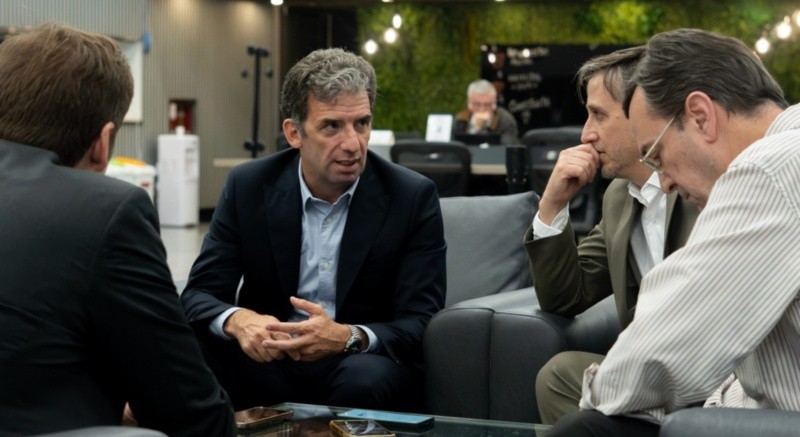 El CEO de Macro Fondos, Ricardo Muñoz, charlando con periodistas