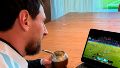 Messi observando a su nuevo club.