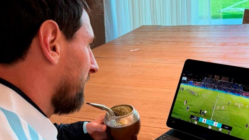 Messi observando a su nuevo club.