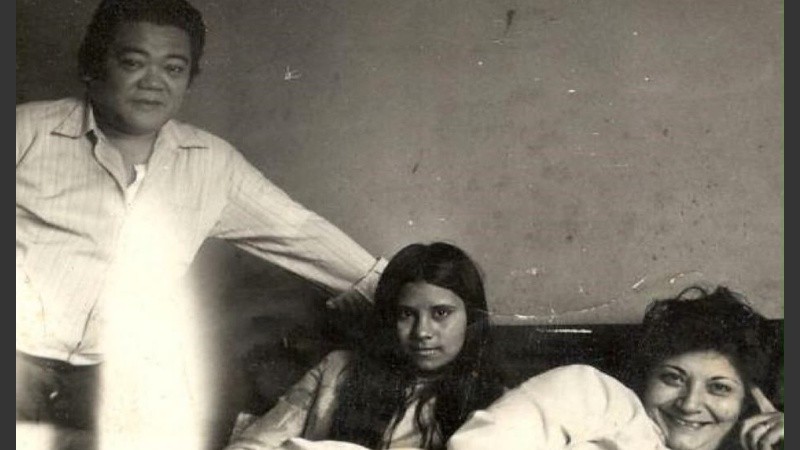 La foto impacta: los padres compradores de Eduardo y, en el medio, una joven desconocida. ¿Su verdadera mamá?