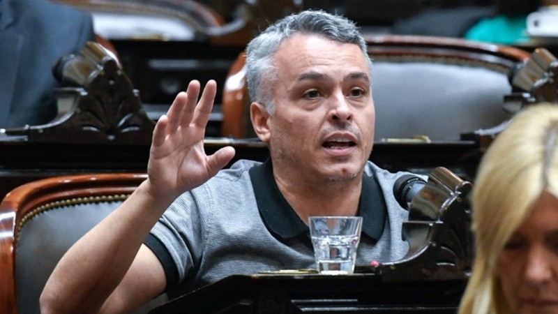 El diputado santafesino Esteban Paulón sufrió el robo de su celular en Brasil mientras daba una entrevista.