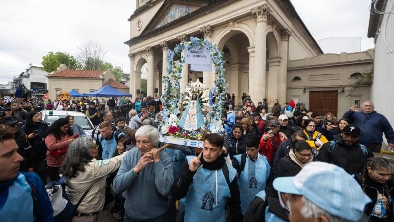 Personas sostienen la Virgen del Luján durante una peregrinación del último sábado (EFE)