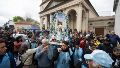 Personas sostienen la Virgen del Luján durante una peregrinación del último sábado (EFE)