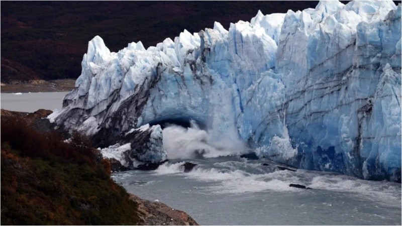 Fotografía de archivo de personas observando el glaciar Perito Moreno, en Santa Cruz.
