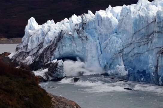 Fotografía de archivo de personas observando el glaciar Perito Moreno, en Santa Cruz.