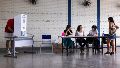 Personas asisten a un puesto de votación este domingo, durante las elecciones presidenciales en Brasil.