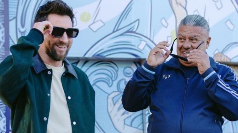 Messi con Claudio Tapia, el presidente de la AFA, durante la tarde del domingo en Ezeiza.