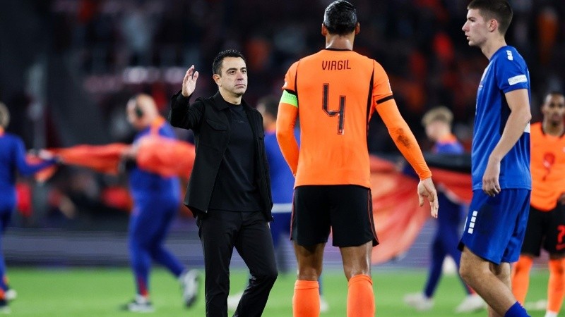 Xavi saluda a su capitán Virgil. (EFE)