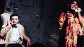 Sebastián Tiscornia (Paquito) habla por teléfono con su amiga Coca Sarli (Augusto Zurcher).