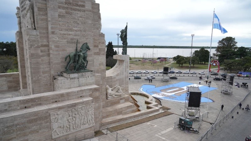 La camiseta ocupaba buena parte de la explanada, entre el mástil mayor y el inicio del Monumento. Tiene los colores celeste y blanco, el número 10 en dorado y la palabra “gracias”.