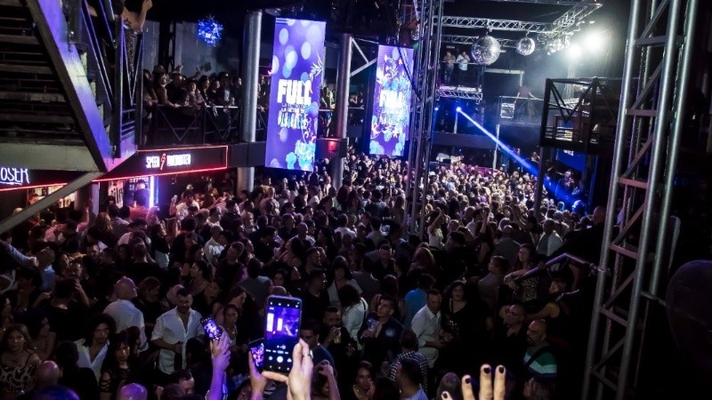La música de las noches retro se focalizan justamente en los 90s, con algunos bloques de los 00s y los hits de los 80s.&nbsp;