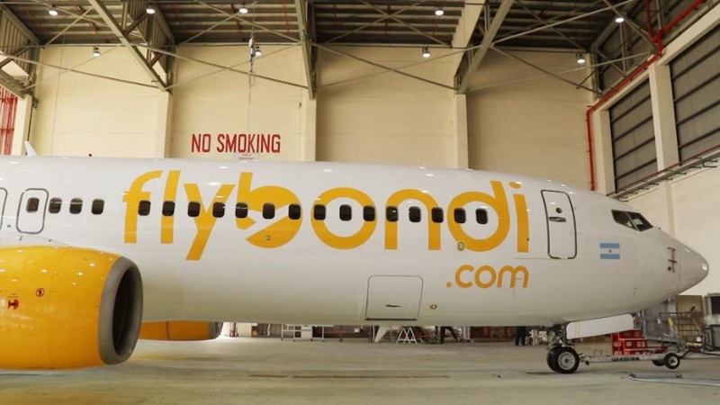 Avión de Flybondi en un hangar del aeropuerto.