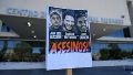 Un cartel en el Centro de Justicia Penal este lunes, con las caras de los tres acusados por el crimen (Alan Monzón/Rosario3)