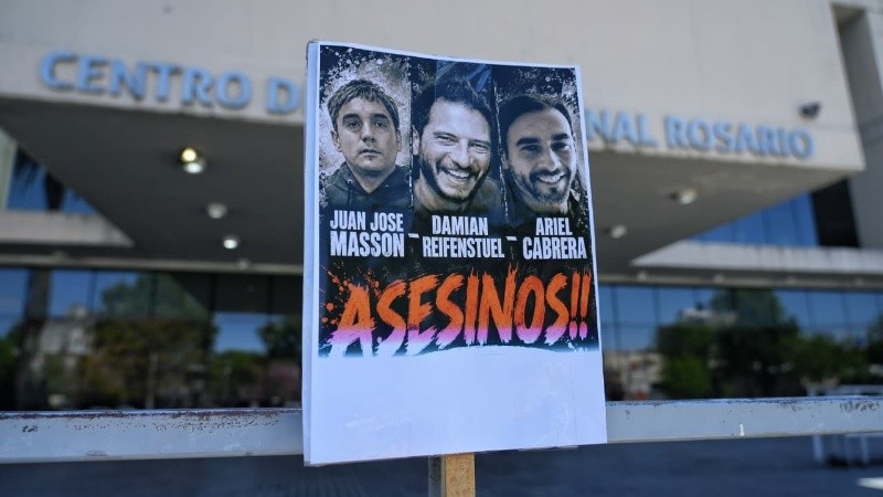 Un cartel en el Centro de Justicia Penal este lunes, con las caras de los tres acusados por el crimen (Alan Monzón/Rosario3)