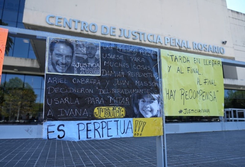 Carteles contra los acusados del crimen y reclamo de justicia por Ivana este lunes de inicio del juicio en el CJP de Rosario (Alan Monzón/Rosario3)&nbsp;