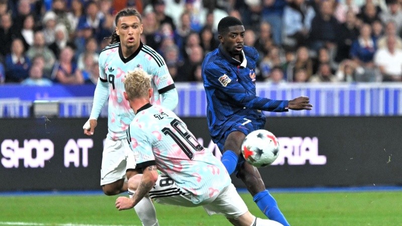 Ousmane Dembélé prueba. Fue reemplazado antes de la remontada. (EFE)