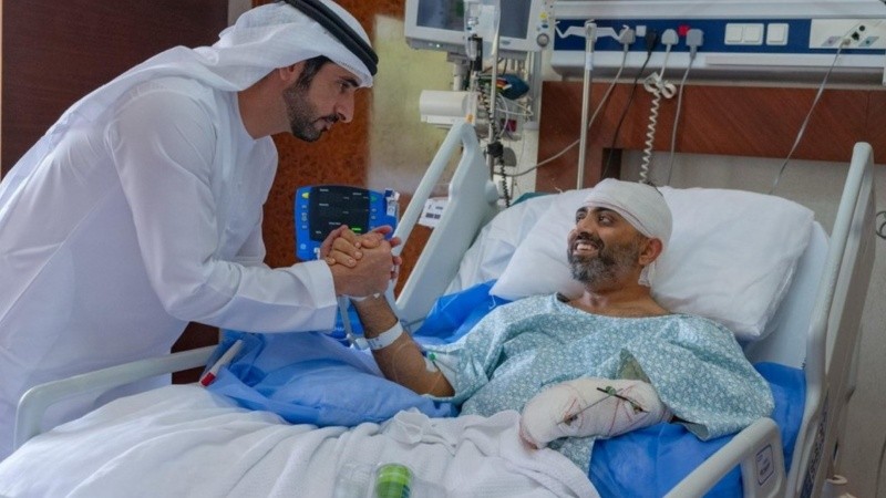 El príncipe heredero de Dubai, el jeque Hamdan bin Mohammed bin Rashid Al Maktoum, visita al capitán indio de Flydubai, Smit Machchhar, herido en un hospital de Abu Dabi el viernes 2 de octubre de 2026 (Oficina de Prensa del Gobierno de Dubai / vía AP). agresor agresoaa