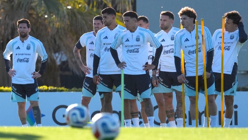 Leo Messi en la práctica de este lunes en Ezeiza. (Fotobaires)