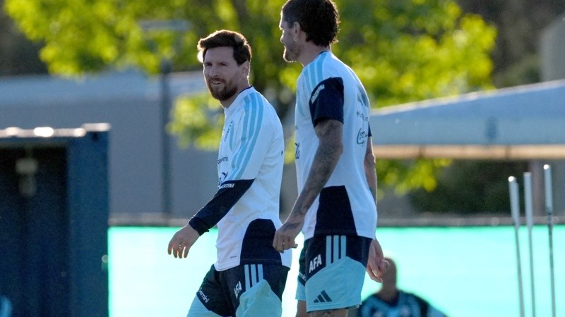 Messi con De Paul en la práctica del lunes en Ezeiza.