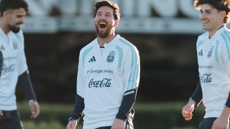 Messi a pura sonrisa en la práctica del lunes en el predio de Ezeiza. (Foto: EFE)