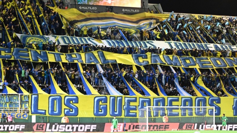 Unos 3 mil canallas coparon la tribuna visitante del estadio Florencio Sola.