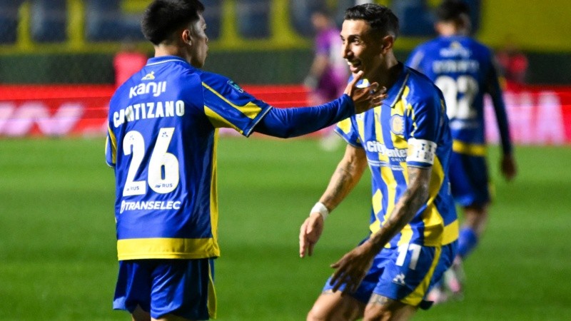 Di María festeja el empate canalla con Cantizano.