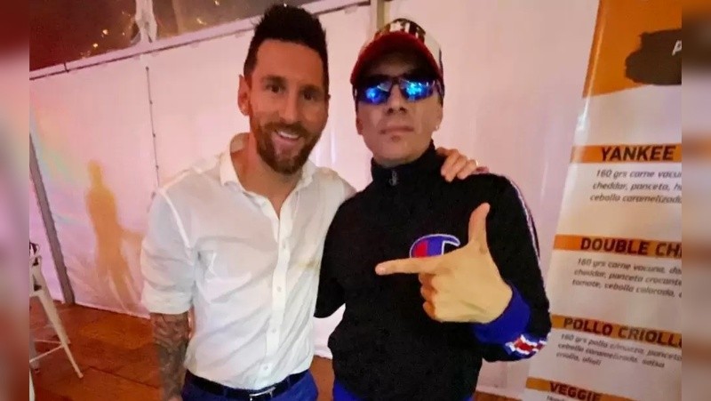 dame pie de foto para messi y lescanoLionel Messi junto a Pablo Lescano, líder de Damas Gratis, uno de los artistas convocados para la despedida del capitán con la Selección argentina.&nbsp;